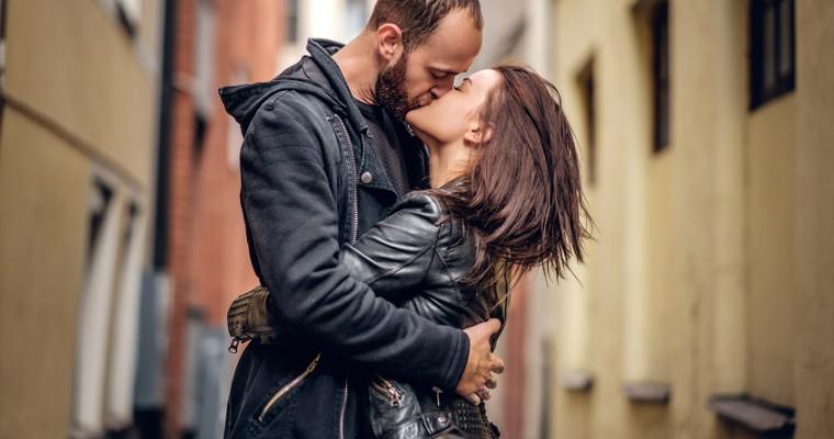 1-sza z 5 rzeczy, które sprawią, że uwiedziesz mężczyznę, para całująca się 