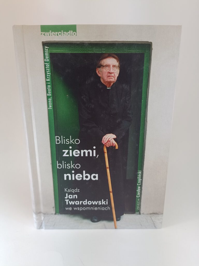 blisko ziemi blisko nieba przód książki w antykwariat Szczecin